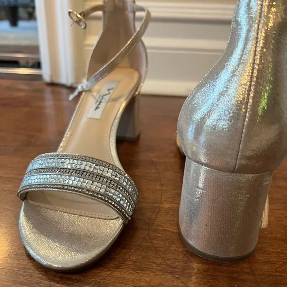 Nina Elenora Embellished Sandals in Taupe Size 7.5 - Picture 2 of 7